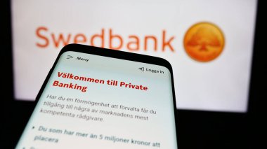Stuttgart, Almanya - 07-25-2024: İsveçli finans hizmetleri şirketi Swedbank AB 'nin web sitesi ile ticaret logosu önünde akıllı telefon. Telefon ekranının sol üst kısmına odaklan.