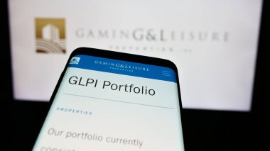 Stuttgart, Almanya - 07-29-2024: ABD 'li emlak şirketi Gaming and Leisure Properties Inc.' in web sitesiyle logo önünde cep telefonu. Telefon ekranının sol üst kısmına odaklan.
