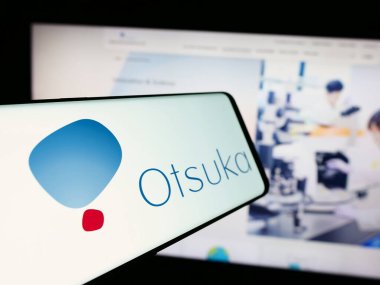 Stuttgart, Almanya - 07-29-2024: Japon şirketi Otsuka Pharmaceutical Co. Ltd. nin logolu akıllı telefon. Telefon ekranının merkez soluna odaklan.