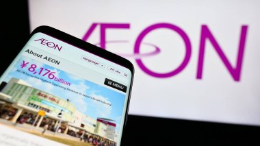 Stuttgart, Almanya - 07-29-2024: Japon perakende şirketi Aeon Co. Ltd. nin web sitesiyle birlikte iş logosu önünde cep telefonu. Telefon ekranının sol üst kısmına odaklan.