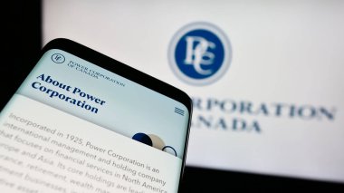 Stuttgart, Almanya - 07-29-2024: Kanada 'nın finans hizmetleri şirketi Power Corporation' ın internet sayfası ile birlikte iş logosu önünde cep telefonu. Telefon ekranının sol üst kısmına odaklan.