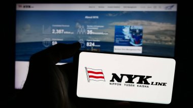 Stuttgart, Almanya - 07-29-2024: İnternet sitesi önünde Nippon Yusen Kabushiki Kaisha (NYK Line) şirketinin logosunu taşıyan kişi. Telefon ekranına odaklan.