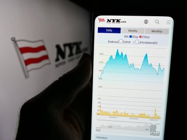 Stuttgart, Almanya - 07-29-2024: Logo önünde Nippon Yusen Kabushiki Kaisha (NYK Line) şirketinin internet sayfası bulunan kişi. Telefon ekranının merkezine odaklan.