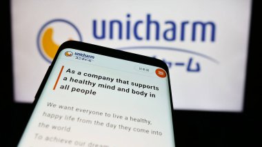 Stuttgart, Almanya - 07-29-2024: Japon tüketici malları şirketi Unicharm Corporation 'ın web sitesi ile birlikte iş logosu önünde cep telefonu. Telefon ekranının sol üst kısmına odaklan.