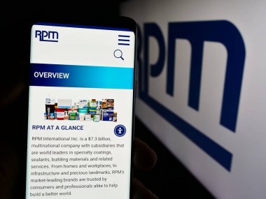 Stuttgart, Almanya - 07-29-2024: ABD 'li kaplama şirketi RPM International Inc.' in web sayfası ile akıllı telefon sahibi kişi logonun önünde. Telefon ekranının merkezine odaklan.