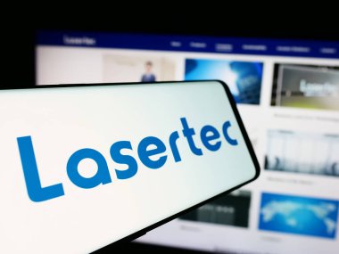 Stuttgart, Almanya - 07-29-2024: Japon teknoloji şirketi Lasertec Corporation 'ın logosunun yer aldığı cep telefonu. Telefon ekranının merkez soluna odaklan.