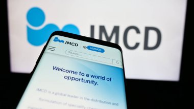 Stuttgart, Almanya - 07-30-2024: Hollandalı özel kimya şirketi IMCD NV 'nin web sitesi ile birlikte iş logosu önünde cep telefonu. Telefon ekranının sol üst kısmına odaklan.