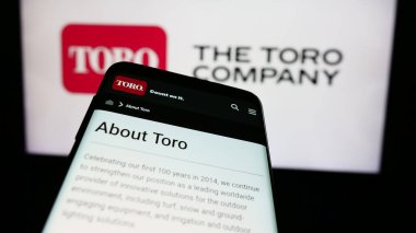 Stuttgart, Almanya - 07-30-2024: ABD 'li çim biçme makinesi şirketi The Toro Company' nin web sitesinin bulunduğu cep telefonu iş logosu önünde. Telefon ekranının sol üst kısmına odaklan.