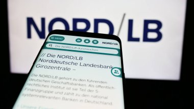 Stuttgart, Almanya - 07-30-2024: Alman Norddeutsche Landesbank (Nord LB) şirketinin web siteli akıllı telefon. Telefon ekranının sol üst kısmına odaklan.