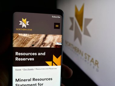Stuttgart, Almanya - 07-30-2024: Avustralyalı şirket Northern Star Resources Limited 'in web sayfası ile logo önünde cep telefonu tutan kişi. Telefon ekranının merkezine odaklan.