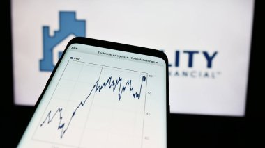 Stuttgart, Almanya - 07-30-2024: İş logosu önünde ABD 'li finans şirketi Fidelity National Financial Inc.' in web sayfası ile cep telefonu. Telefon ekranının sol üst kısmına odaklan.