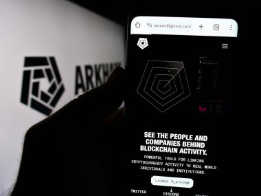 Stuttgart, Almanya - 07-31-2024: Logo önünde ABD 'li blok şirketi Arkham Intelligence Inc.' in web sayfası ile akıllı telefon tutan kişi. Telefon ekranının merkezine odaklan.