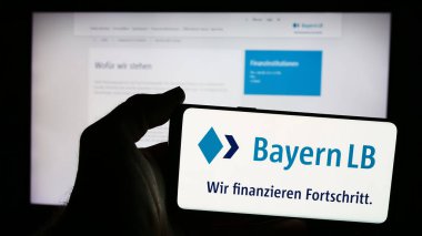 Stuttgart, Almanya - 07-31-2024: İnternet sitesi önünde Alman finans şirketi Bayerische Landesbank 'ın (BayernLB) logosuna sahip kişi. Telefon ekranına odaklan.
