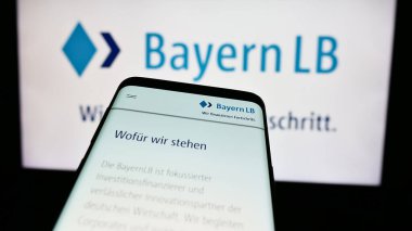 Stuttgart, Almanya - 07-31-2024: Logo önünde Alman finans şirketi Bayerische Landesbank 'ın (BayernLB) web sitesi ile cep telefonu. Telefon ekranının sol üst kısmına odaklan.