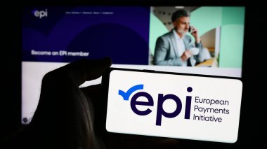 Stuttgart, Almanya - 07-31-2024: İnternet sayfası önünde Avrupa Ödeme Girişimi (EPI) logosu olan cep telefonu sahibi kişi. Telefon ekranına odaklan.