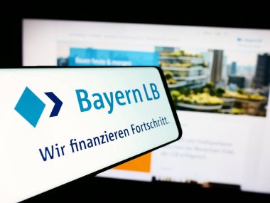 Stuttgart, Almanya - 07-31-2024: İnternet sitesi önünde Alman finans şirketi Bayerische Landesbank (BayernLB) logosuna sahip akıllı telefon. Telefon ekranının merkez soluna odaklan.