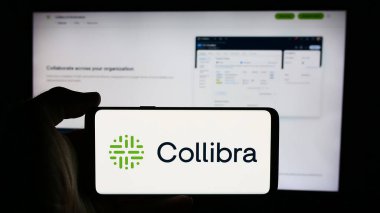 Stuttgart, Almanya - 08-09-2024: İş sayfası önünde veri istihbarat şirketi Collibra Belçika BV 'nin logosuna sahip cep telefonu sahibi kişi. Telefon ekranına odaklan.