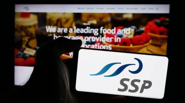 Stuttgart, Almanya - 08-09-2024: İnternet sitesi önünde İngiliz seyahat gıda şirketi SSP Group plc 'nin logosuna sahip kişi. Telefon ekranına odaklan.