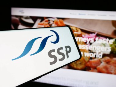 Stuttgart, Almanya - 08-09-2024: İngiliz seyahat gıda şirketi SSP Group plc 'nin logosunun yer aldığı cep telefonu. Telefon ekranının merkezine odaklan.