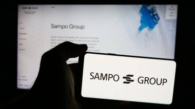 Stuttgart, Almanya - 08-09-2024: İnternet sitesinin önünde Fin sigorta şirketi Sampo Oyj 'un logosuna sahip kişi. Telefon ekranına odaklan.