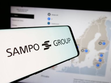 Stuttgart, Almanya - 08-09-2024: Fin sigorta şirketi Sampo Oyj 'un logosuna sahip akıllı telefon işletme web sitesinin önünde. Telefon ekranının merkez soluna odaklan.