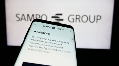 Stuttgart, Almanya - 08-09-2024: İş logosu önünde Fin sigorta şirketi Sampo Oyj 'un internet sitesiyle cep telefonu. Telefon ekranının sol üst kısmına odaklan.