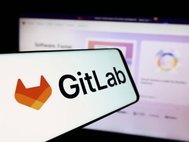 Stuttgart, Almanya - 08-09-2024: Amerikan açık kaynak yazılım şirketi GitLab Inc. 'in logosuyla birlikte cep telefonu. Telefon ekranının merkez soluna odaklan.
