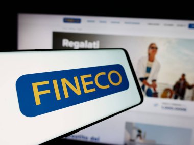 Stuttgart, Almanya - 08-12-2024: İtalyan finans hizmetleri şirketi FinecoBank SpA 'nın logosuyla birlikte cep telefonu. Telefon ekranının merkez soluna odaklan.