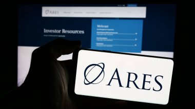 Stuttgart, Almanya - 08-12-2024: Amerikan yatırım şirketi Ares Management Corporation 'ın logosunun bulunduğu cep telefonu web sayfasının önünde duruyor. Telefon ekranına odaklan.