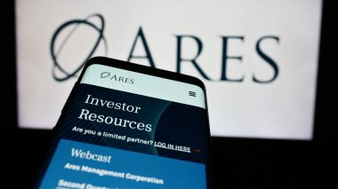 Stuttgart, Almanya - 08-12-2024: ABD 'li yatırım şirketi Ares Management Corporation' ın web sitesi ile ticaret logosu önünde akıllı telefon. Telefon ekranının sol üst kısmına odaklan.