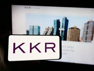 Stuttgart, Almanya - 08-13-2024: İnternet sitesi önünde ABD 'li yatırım şirketi KKR Co. Inc.' nin logosuna sahip kişi. Telefon ekranına odaklan.
