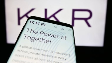Stuttgart, Almanya - 08-13-2024: İş logosu önünde ABD 'li yatırım şirketi KKR Co. Inc.' nin web sitesiyle cep telefonu. Telefon ekranının sol üst kısmına odaklan.
