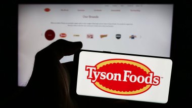 Stuttgart, Almanya - 08-13-2024: İnternet sitesi önünde ABD 'li gıda işleme şirketi Tyson Foods Inc.' nin logosuna sahip kişi. Telefon ekranına odaklan.
