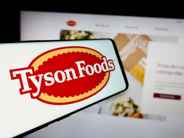 Stuttgart, Almanya - 08-13-2024: Amerikan gıda işleme şirketi Tyson Foods Inc. 'nin logosuyla birlikte cep telefonu. Telefon ekranının merkez soluna odaklan.
