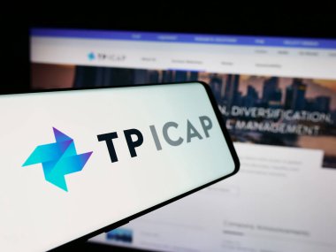 Stuttgart, Almanya - 08-13-2024: İnternet sitesi önünde İngiliz finans hizmetleri şirketi TP ICAP Group plc 'nin logosuna sahip cep telefonu. Telefon ekranının merkez soluna odaklan.