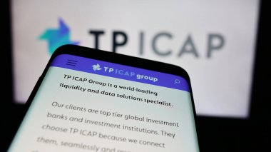 Stuttgart, Almanya - 08-13-2024: İngiliz finans hizmetleri şirketi TP ICAP Group plc 'nin web sayfası ile ticaret logosu önünde akıllı telefon. Telefon ekranının sol üst kısmına odaklan.
