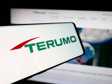 Stuttgart, Almanya - 08-13-2024: Japon tıbbi ekipman şirketi Terumo Corporation 'ın logosunun yer aldığı cep telefonu. Telefon ekranının merkez soluna odaklan.