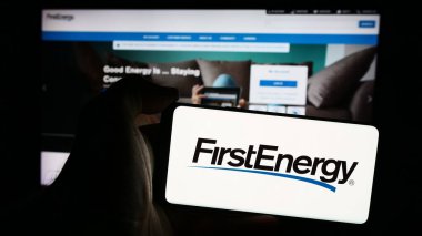 Stuttgart, Almanya - 08-13-2024: Amerikan elektrik hizmet şirketi FirstEnergy Corp 'un logosunun bulunduğu cep telefonu web sayfasının önünde duruyor. Telefon ekranına odaklan.