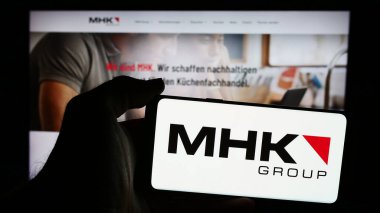 Stuttgart, Almanya - 08-01-2024: Alman otomotiv şirketi Ebersaepcher Gruppe GmbH Co. KG 'nin logosuna sahip cep telefonu sahibi kişi web sayfasının önünde. Telefon ekranına odaklan.