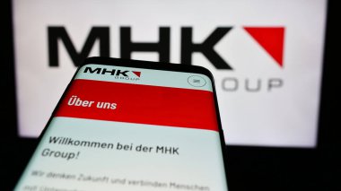 Stuttgart, Almanya - 08-01-2024: Alman otomotiv şirketi Ebersaepcher Gruppe GmbH Co. KG 'nin logosuna sahip cep telefonu sahibi kişi web sayfasının önünde. Telefon ekranına odaklan.