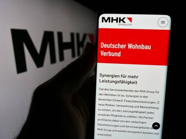 Stuttgart, Almanya - 08-01-2024: Alman otomotiv şirketi Ebersaepcher Gruppe GmbH Co. KG 'nin logosuna sahip cep telefonu sahibi kişi web sayfasının önünde. Telefon ekranına odaklan.