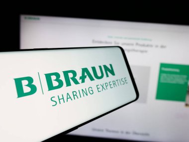 Stuttgart, Almanya - 08-01-2024: Alman otomotiv şirketi Ebersaepcher Gruppe GmbH Co. KG 'nin logosuna sahip cep telefonu sahibi kişi web sayfasının önünde. Telefon ekranına odaklan.