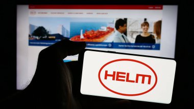 Stuttgart, Almanya - 08-01-2024: Alman otomotiv şirketi Ebersaepcher Gruppe GmbH Co. KG 'nin logosuna sahip cep telefonu sahibi kişi web sayfasının önünde. Telefon ekranına odaklan.