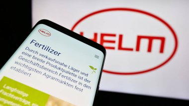 Stuttgart, Almanya - 07-31-2024: Alman kimyasal dağıtım şirketi Helm AG 'nin web siteli akıllı telefon iş logosu önünde. Telefon ekranının sol üst kısmına odaklan.