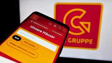 Stuttgart, Almanya - 07-31-2024: İş logosu önünde Alman toptan şirketi Cordes ve Graefe KG 'nin web sitesi ile cep telefonu. Telefon ekranının sol üst kısmına odaklan.