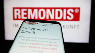 Stuttgart, Almanya - 07-31-2024: Alman atık yönetim şirketi Remondis SE Co. KG 'nin web sitesi ile birlikte iş logosu önünde cep telefonu. Telefon ekranının sol üst kısmına odaklan.