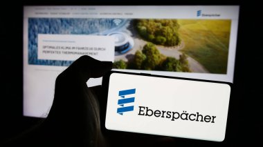 Stuttgart, Almanya - 08-01-2024: Alman otomotiv şirketi Eberspaecher Gruppe GmbH Co. KG 'nin logosuna sahip kişi web sitesinin önünde. Telefon ekranına odaklan.