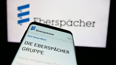 Stuttgart, Almanya - 08-01-2024: Alman otomotiv şirketi Eberspaecher Gruppe GmbH Co. KG 'nin logosuna sahip kişi web sitesinin önünde. Telefon ekranına odaklan.