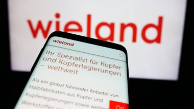 Stuttgart, Almanya - 08-01-2024: Alman metal işleme şirketi Wieland-Werke AG 'nin web sitesine sahip akıllı telefon iş logosu önünde. Telefon ekranının sol üst kısmına odaklan.