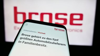 Stuttgart, Almanya - 08-01-2024: Alman otomobil şirketi Brose Fahrzeugteile SE Co. KG 'nin web sitesi ile birlikte logo önünde cep telefonu. Telefon ekranının sol üst kısmına odaklan.
